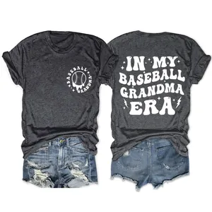 Detailansicht der Vorder- und Rückseite des grauen In My Baseball Grandma Era T-Shirts