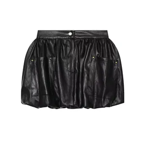 Mini-jupe boule tendance en similicuir noir avec des détails de poches utilitaires