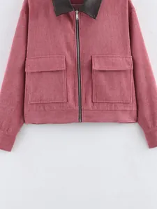 Detail van roze corduroy jack met leren kraag en metalen ritssluiting voor dames.