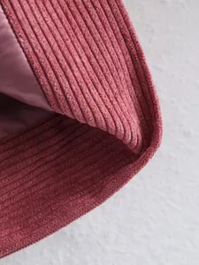 Macrodetail van hoogwaardige roze corduroy stof en de zijdeachtige voering van een jas