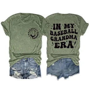 Vorder- und Rückansicht des grünen T-Shirts mit dem Aufdruck 'In My Baseball Grandma Era'.