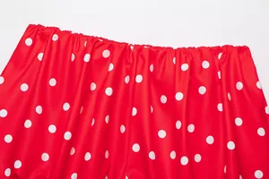 Detalle de tela de lunares rojos y blancos con textura de cintura elástica plisada