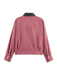 Achteraanzicht van een roze corduroy jas met een modieuze zwarte leren kraag.