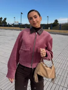 Stijlvolle roze corduroy jas met leren kraag voor dames, perfect voor de herfstmode
