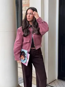 Modieus roze corduroy jack met lederen kraag voor dames in een stijlvolle buitenomgeving