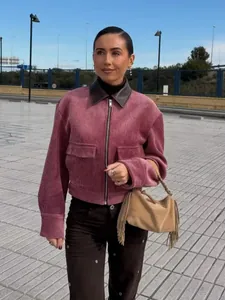 Modieuze roze corduroy jas voor dames met een stijlvolle donkerbruine leren kraag