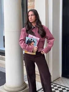 Stijlvolle dames corduroy jas met lederen kraag in vintage roze, modieuze streetstyle