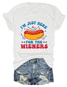 Αστείο μπλουζάκι με φράση 'I'm just here for the wieners' και σχέδιο με χοτ ντογκ.