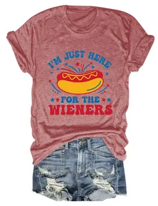 Casual κεραμιδί T-shirt με τύπωμα hot dog και τη φράση 'I'm Just Here for the Wieners'.