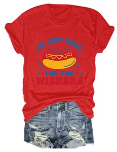 Κοντινό πλάνο κόκκινου γυναικείου t-shirt με το γραφικό 'I'M JUST HERE FOR THE WIENERS'