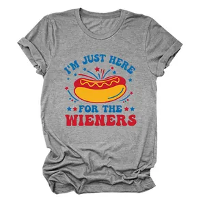 Λεπτομερής προβολή του γραφικού 'I'm Just Here for the Wieners' σε γκρι t-shirt.