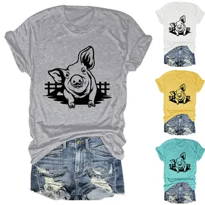 Display varianti multicolore di t-shirt girocollo con simpatica illustrazione di maiale