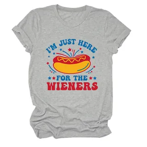Λεπτομερής προβολή γκρι T-shirt με το γραφικό hot dog 'I'M JUST HERE FOR THE WIENERS'