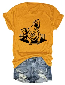 Dettaglio di una simpatica stampa grafica di maiale su una t-shirt senape da donna.