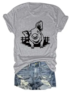 T-shirt grigia girocollo a maniche corte con stampa maialino e shorts in denim consumati