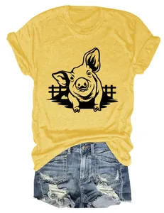 Vista dettagliata della simpatica stampa a maiale su t-shirt casual gialla a maniche corte