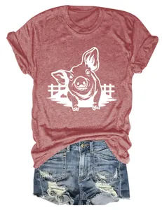 Primo piano della stampa grafica di un maialino su t-shirt rossa melange a girocollo
