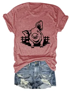 Dettaglio di una t-shirt da donna con stampa maiale rossa con pantaloncini di jeans
