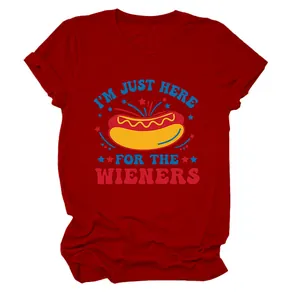 Λεπτομέρεια κόκκινου t-shirt με το σχέδιο I'm Just Here for the Wieners hotdog