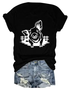T-shirt nera donna casual con stampa maialino e pantaloncini di jeans strappati