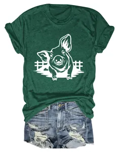 Primo piano di una t-shirt da donna verde scuro con stampa grafica a testa di maiale bianca