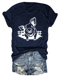 Vista dettagliata della t-shirt blu scuro con stampa maialino e pantaloncini denim