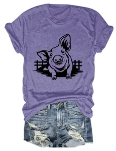 Dettaglio di una t-shirt viola da donna con stampa grafica di una simpatica testa di maiale