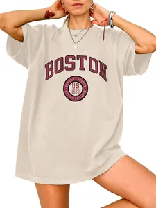 Detail van los beige T-shirt met Boston US 1630 vintage print op de voorzijde