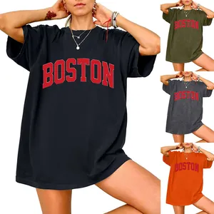 Detailweergave van vier kleuropties voor het oversized Boston t-shirt met letteropdruk.