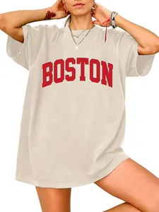 Oversized beige katoenen T-shirt met een klassieke rode Boston-print in collegestijl.