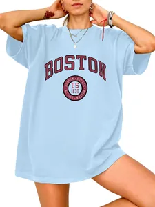 Gedetailleerd overzicht van de Boston US 1630 print op een lichtblauw oversized katoenen shirt