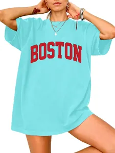 Detailweergave van cyaan oversized dames-T-shirt met rode BOSTON-print op de borst