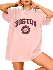 Detailopname van roze oversized T-shirt met vintage Boston 1630 grafische print