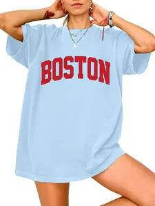 Detail van rode gebogen BOSTON letterprint op lichtblauw oversized T-shirt met korte mouwen