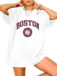 Detailopname van wit oversized katoenen T-shirt met rode Boston US 1630 grafische print