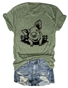 T-shirt donna verde militare con stampa maiale carino e pantaloncini di jeans strappati