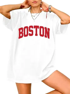 Detailweergave van een oversized wit dames-T-shirt met een opvallende rode Boston-print