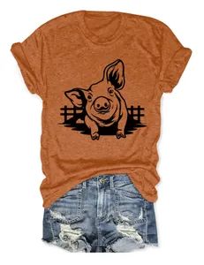 Elegante t-shirt arancione girocollo con stampa di maiale e pantaloncini di jeans