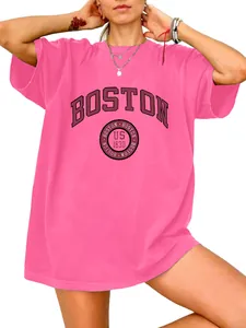 Detail van roze oversized T-shirt met Boston US 1630 vintage print.
