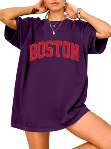 Oversized paars dames-T-shirt met rode Boston grafische print op witte achtergrond