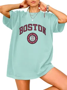 Detailweergave van mintgroen dames t-shirt met Boston print en katoenen textuur