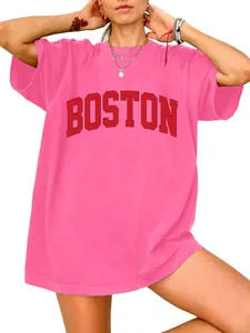 Gedetailleerd overzicht van de rode BOSTON-print op een ruim roze katoenen dames T-shirt.