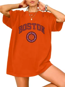 Detailopname van een oranje oversized dames T-shirt met Boston US 1630 print erop