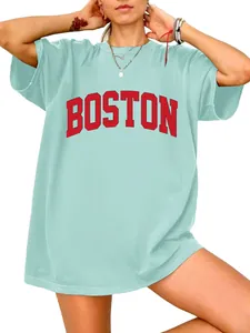 Detailweergave van het mintgroene oversized T-shirt met Boston-print in varsity-stijl
