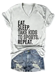 Vue détaillée d'un t-shirt blanc à col en V avec l'imprimé 'Take Kids to Sports'.