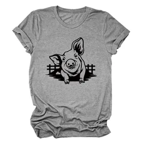 Dettaglio della simpatica stampa a maiale su una t-shirt grigia casual da donna girocollo.