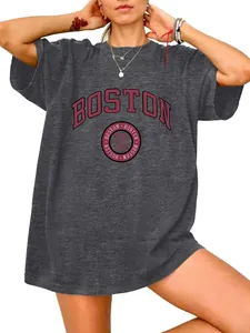 Gedetailleerd overzicht van vintage Boston US 1630 grafische print op grijs oversized t-shirt