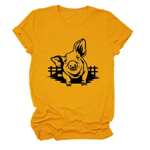 Vista dettagliata della t-shirt casual da donna giallo senape con stampa maialino.