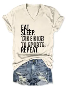 Vue détaillée d'un t-shirt à col en V pour femmes avec un slogan de sport amusant
