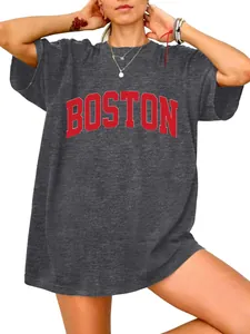 Oversized grijs T-shirt gedragen door model met de rode gewelfde Boston college-print